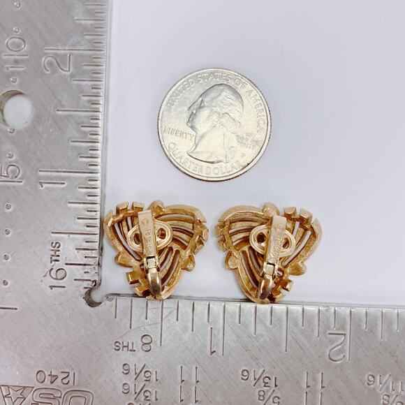 VTG Signed Crown Trifari Earrings Knot Ribbon Clip On 1950s Textured Gold Tone - Picture 10 of 10